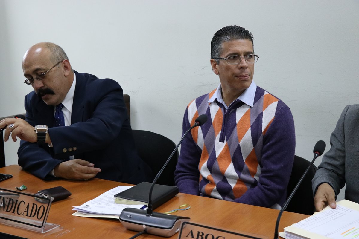 El exfutbolista René Villavicencio (derecha) durante la audiencia que enfrenta por el delito de extorsión. (Foto Prensa Libre: María José Longo)