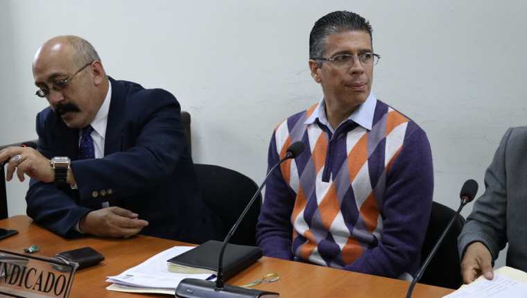 El exfutbolista René Villavicencio (derecha) durante la audiencia que enfrenta por el delito de extorsión. (Foto Prensa Libre: María José Longo)