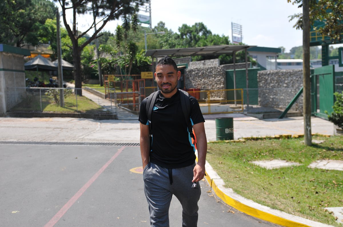Bryan Ordóñez a su salida del entrenamiento de Comunicaciones, que se alista para la semifinal contra Municipal. (Foto Prensa Libre: Gloria Cabrera)