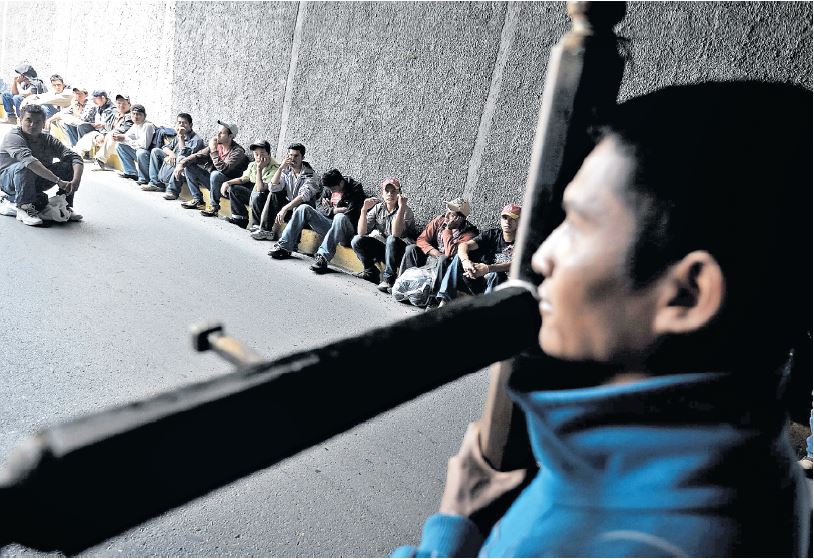 Grupo de migrantes centroamericanos pasa por Saltillo, en el estado de Coahuila, México. (Foto Prensa Libre: Hemeroteca PL)