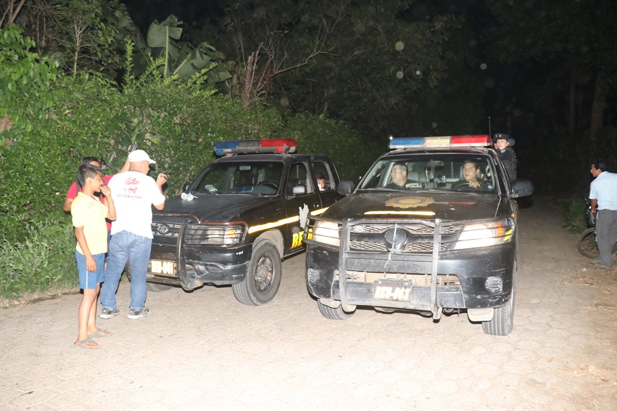 Autoridades inspeccionan el lugar donde fue localizada la supuesta víctima, en Retalhuleu. (Foto Prensa Libre: Rolando Miranda).