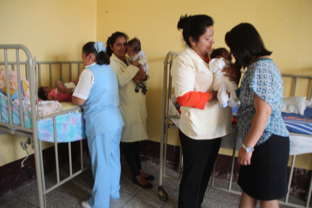 Personal del Centro de Recuperación Nutricional del Hospital Regional de Huehuetenango cuida a bebés abandonados. (Foto Prensa Libre: Mike Castillo).