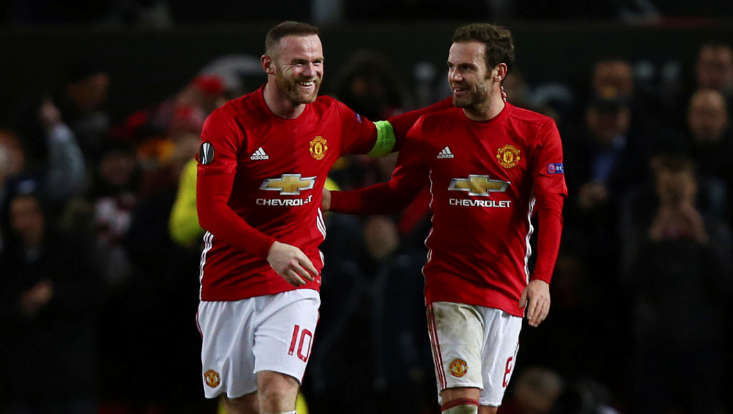 Wayne Rooney, izquierda, celebra con Juan Mata el triunfo del Mánchester United en la Liga Europa. (Foto Prensa Libre: AP)