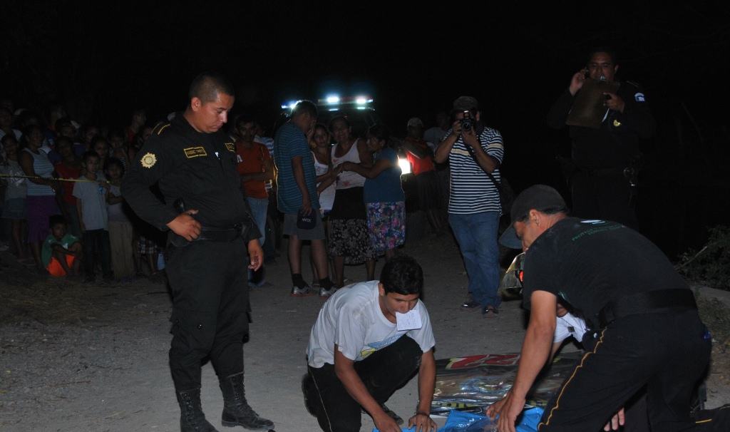 Socorristas cubren el cadáver de la menor que murió ahogada en Zacapa. (Foto Prensa Libre: Víctor Gómez).