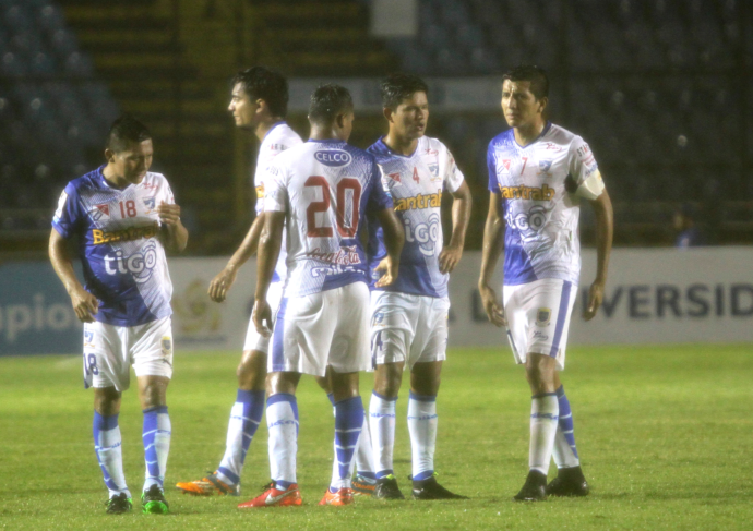 Los jugadores del Deportivo Suchitepéquez lucen molestos por la eliminación de la Concacaf. (Foto Prensa Libre: Jesús Cuque)