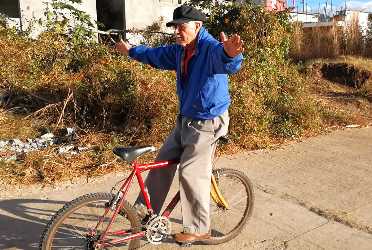 Oscar García durante uno de los recorridos en bicicleta. (Foto Prensa Libre).