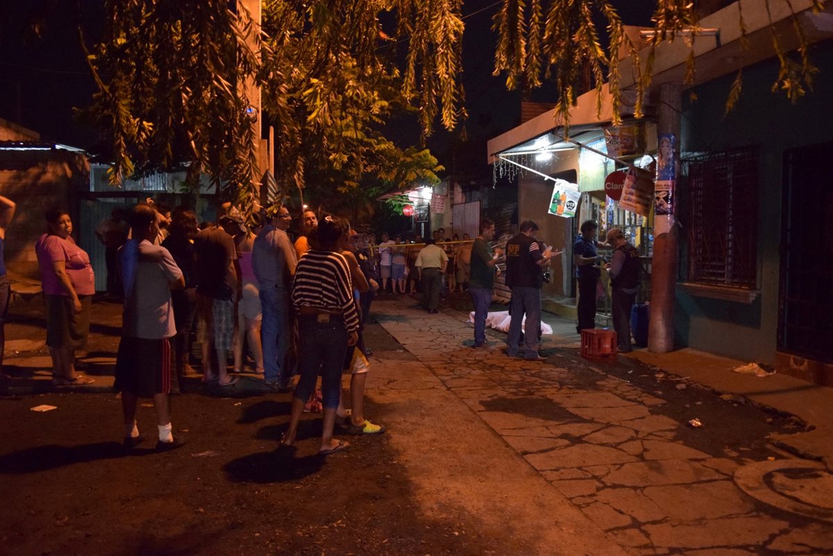 Áxel Estuardo de la Cruz Calderón, 23, fue ultimado en la calle principal de colonia La Ceiba, Escuintla. (Foto Prensa Libre: Carlos Paredes)