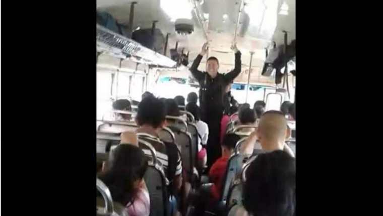 Agente pide a Dios para que proteja a los usuarios del transporte público en Xela. (Foto Prensa Libre: Cortesía).