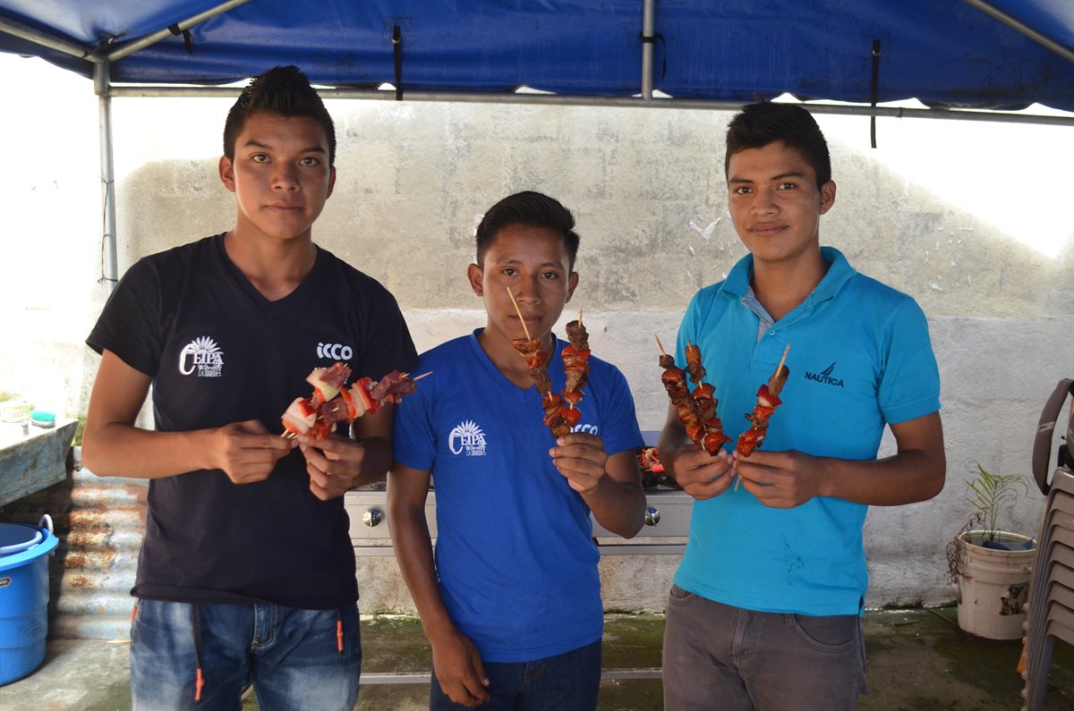 Tres jóvenes de San Felipe, Retalhuleu, muestran alimentos preparados. (Foto Prensa Libre: Jorge Tizol)