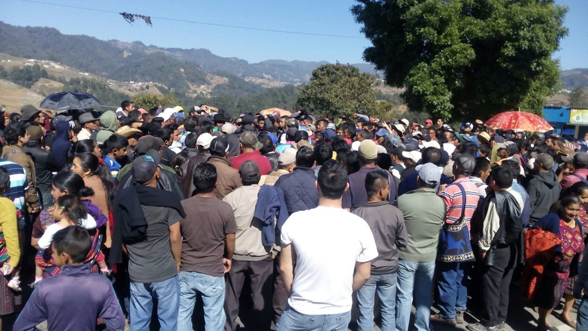 Pobladores dialogan para liberar paso en ruta Interamericana, entre Sololá y Quiché. (Foto Prensa Libre: Ángel Julajuj)