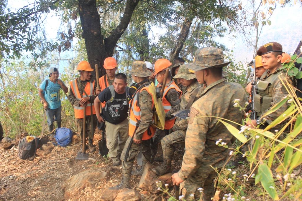 Una de las brigadas que participó para controlar el incendio forestal en Sololá. (Foto Prensa Libre: Ángel Juljauj).