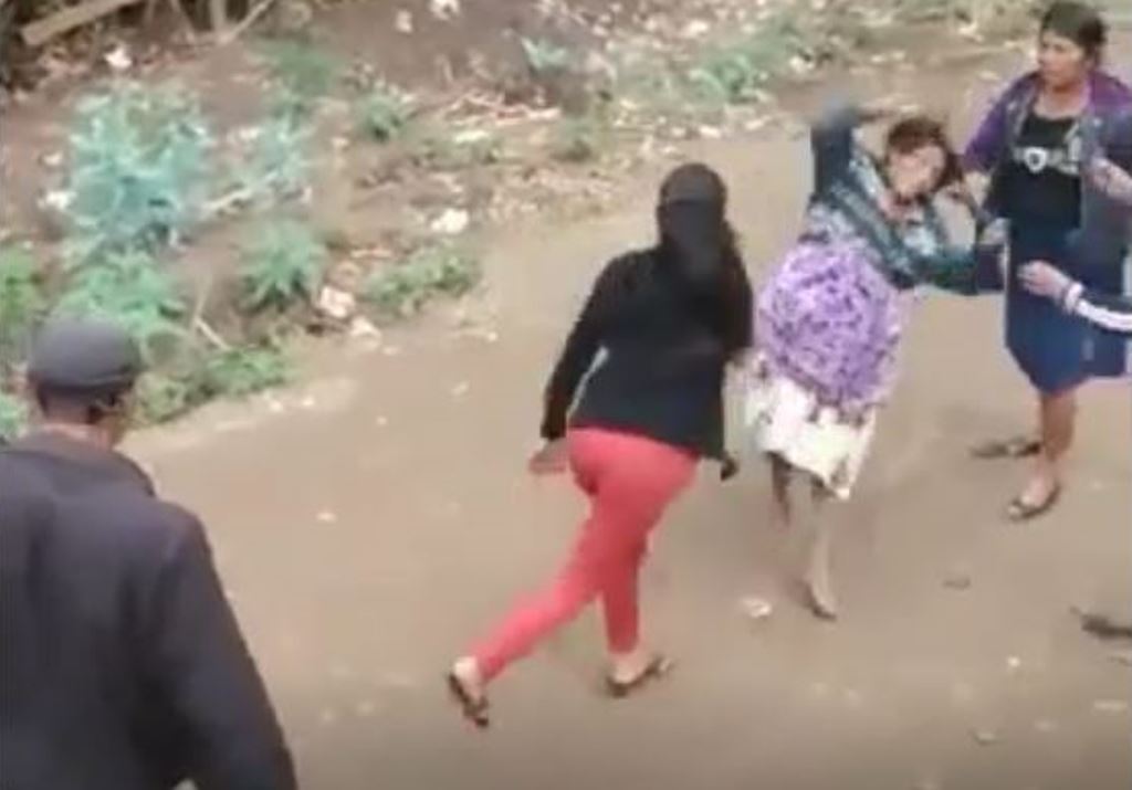 Imagen capta el momento de la agresión en Jalapa. (Foto Prensa Libre: Tomada de Facebook).