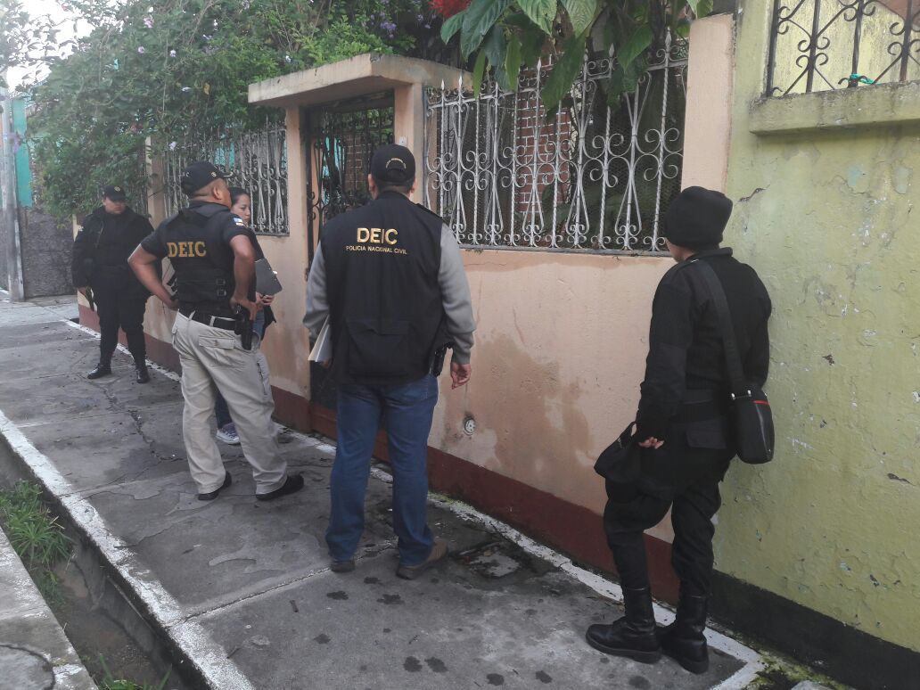 Agentes de la PNC resguardan inmuebles allanados en la capital y Santa Rosa. (Foto Prensa Libre: PNC)