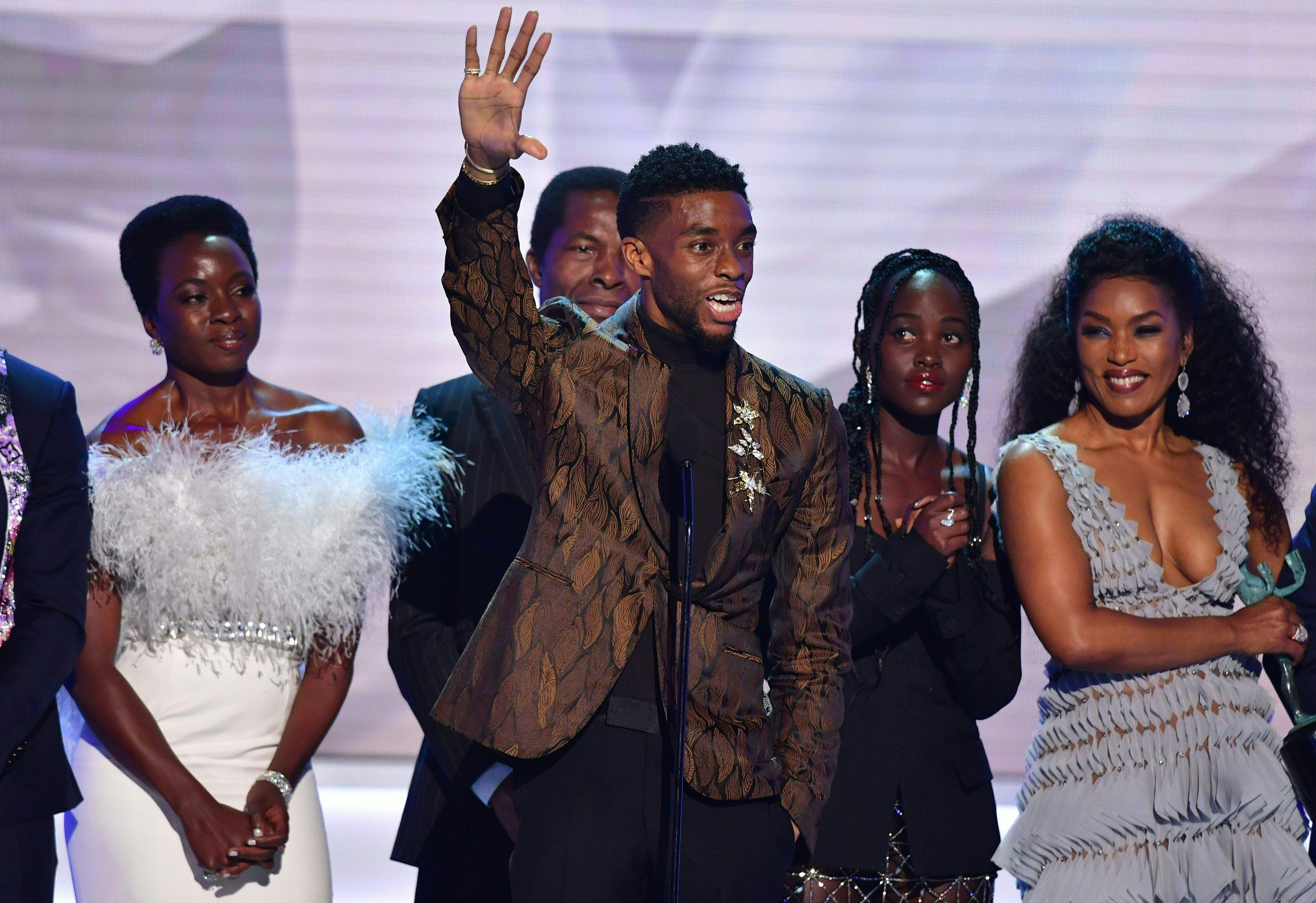 Danai Gurira, Chadwick Boseman, Lupita Nyong'o, Angela Bassett, al recibir el premio SAG más importante de la noche. (Foto Prensa Libre: AFP)