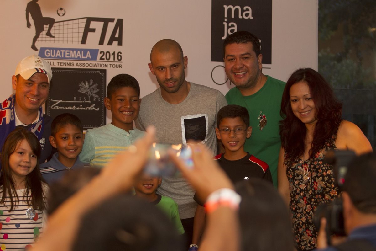 Javier Mascherano compartió con algunos seguidores en un centro comercial. (Foto Prensa Libre: Norvin Mendoza)
