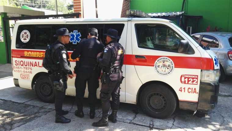 Agentes de la PNC resguardan ambulancia en la que era trasladado una de las víctimas del enfrentamiento armado en Siquinalá. (Foto Prensa Libre: Carlos E. Paredes)