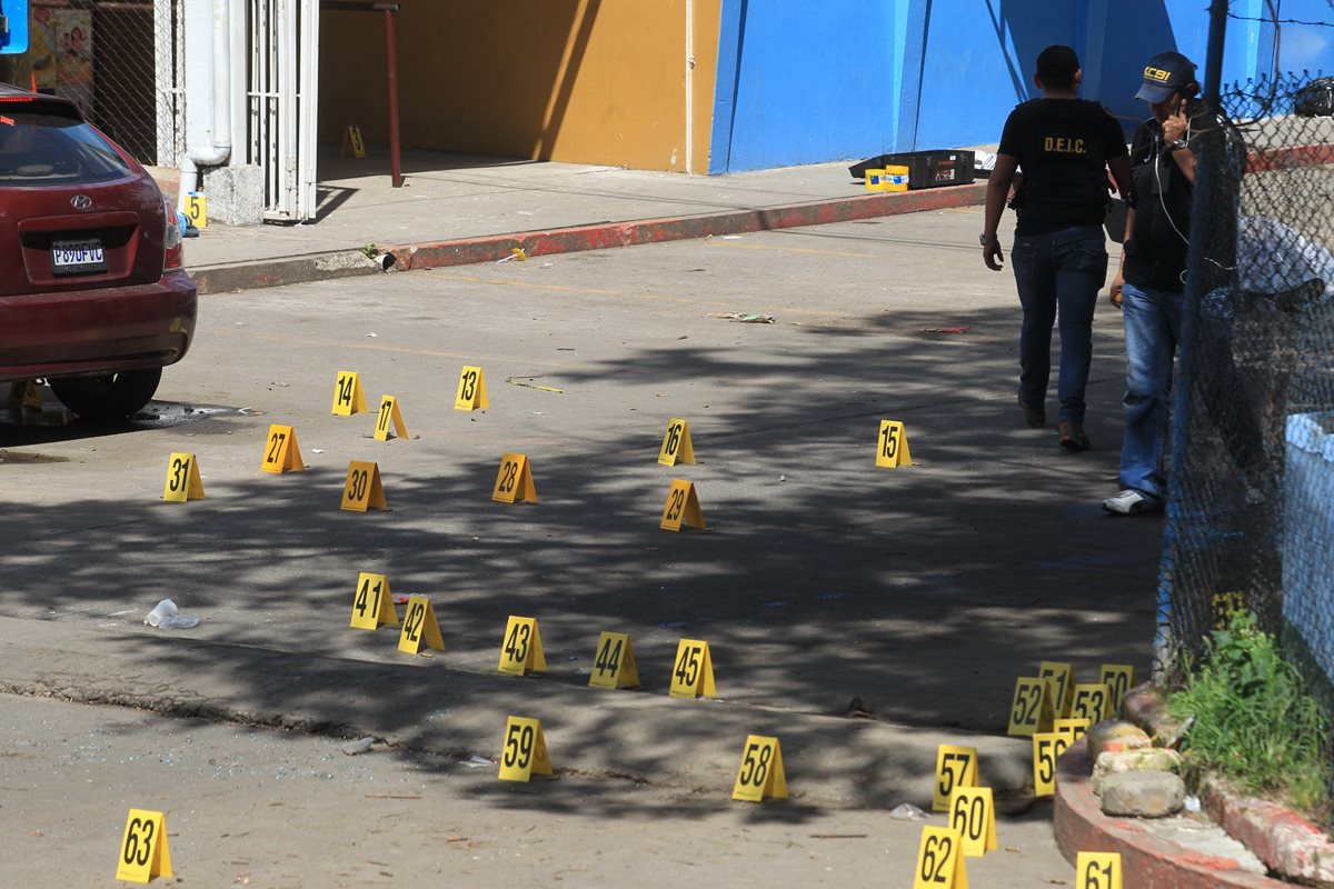 Pandilleros accionaron fusiles para abrirse paso en el rescate de un reo. (Foto Prensa Libre: Carlos Hernández)