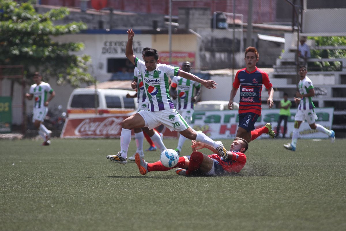 Alexis Matta, de Antigua GFC, es presionado por jugadores de Malacateco, en el encuentro disputado este domingo en el estadio Santa Lucía. (Foto Prensa Libre: Aroldo Marroquín).