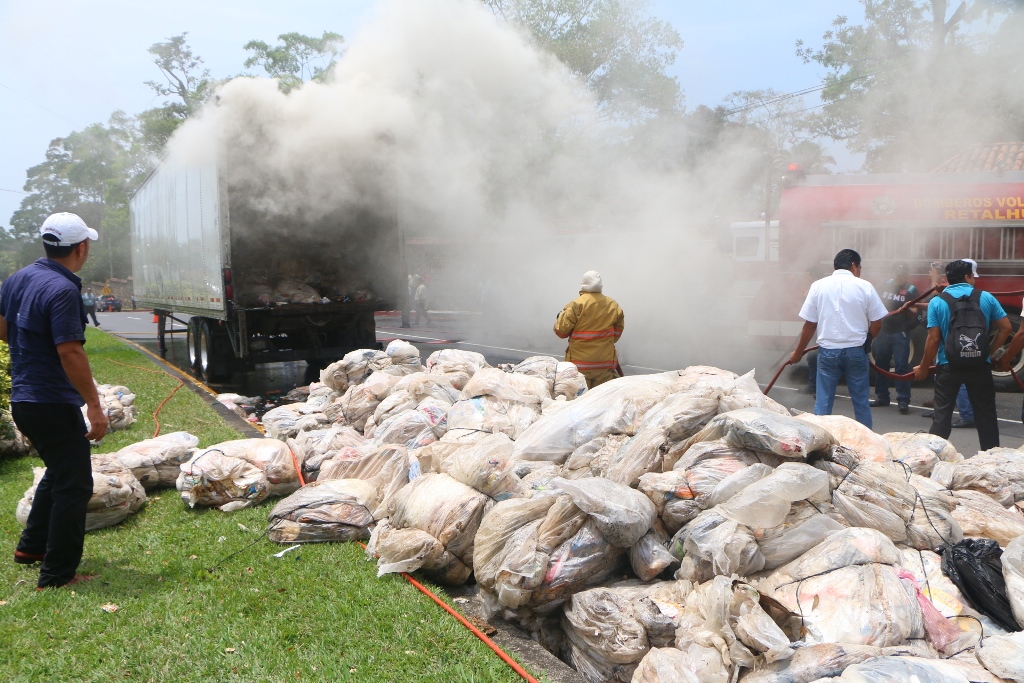 Socorristas sofocan las llamas en un furgón que transportana material de reciclaje, en San Martín Zapotitlán, Retalhuleu. (Foto Prensa Libre: Rolando Miranda)