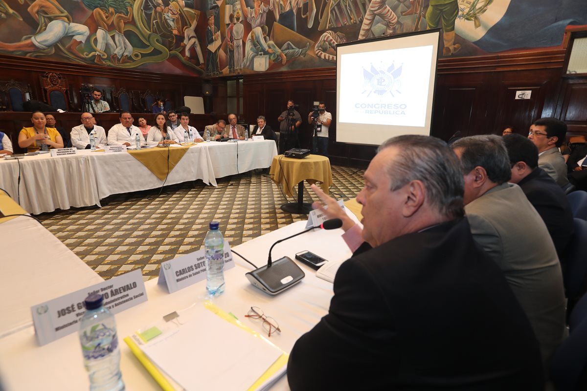 El Ministro de Salud, Carlos Soto, y representantes de los profesionales de la Salud llegaron al Congreso de la República para discutir el tema de la dignificación salarial. (Foto Prensa Libre: Óscar Rivas)