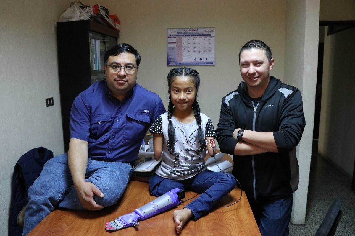 Marvin Gramajo, fisioterapeuta, Gema de León, niña beneficiada y Juan Jose Bagur, universitario. (Foto Prensa Libre: María José Longo).