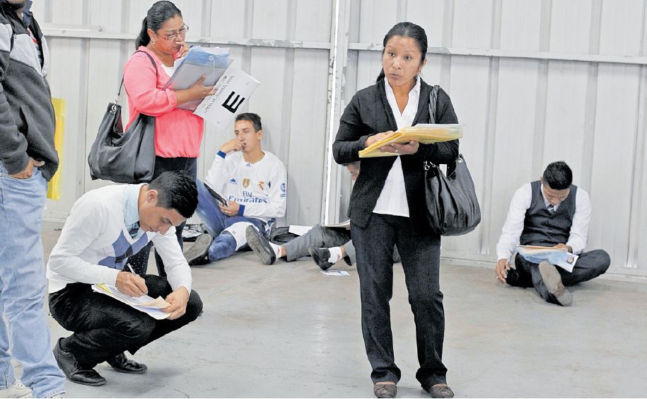 Cada semana se observan largas filas de personas en busca de sus antecedentes penales y policíacos. (Foto Prensa Libre: Hemeroteca PL)