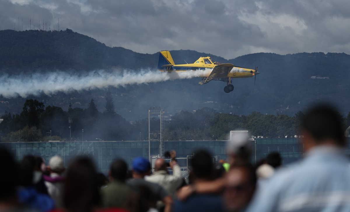 Unas 15 mil personas asistieron a la actividad que se llevó a cabo en la pista de la Fuerza Aérea Guatemalteca. (Foto Prensa Libre: Esbin García)