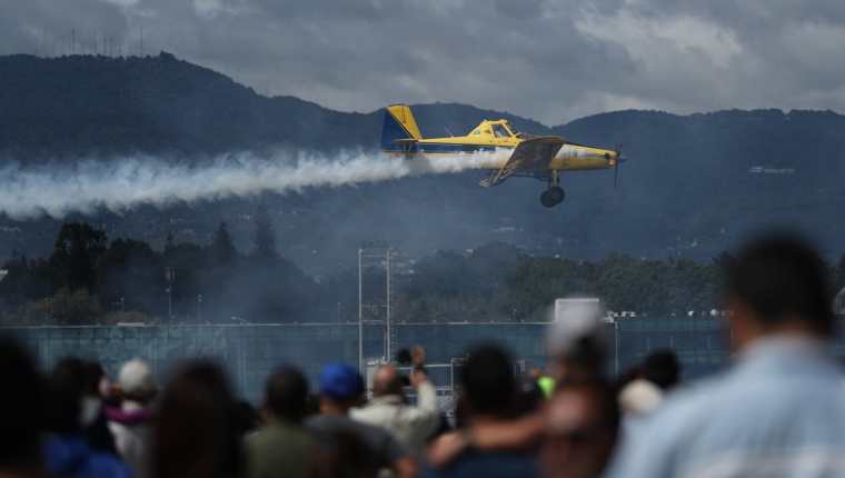 Unas 15 mil personas asistieron a la actividad que se llevó a cabo en la pista de la Fuerza Aérea Guatemalteca. (Foto Prensa Libre: Esbin García)