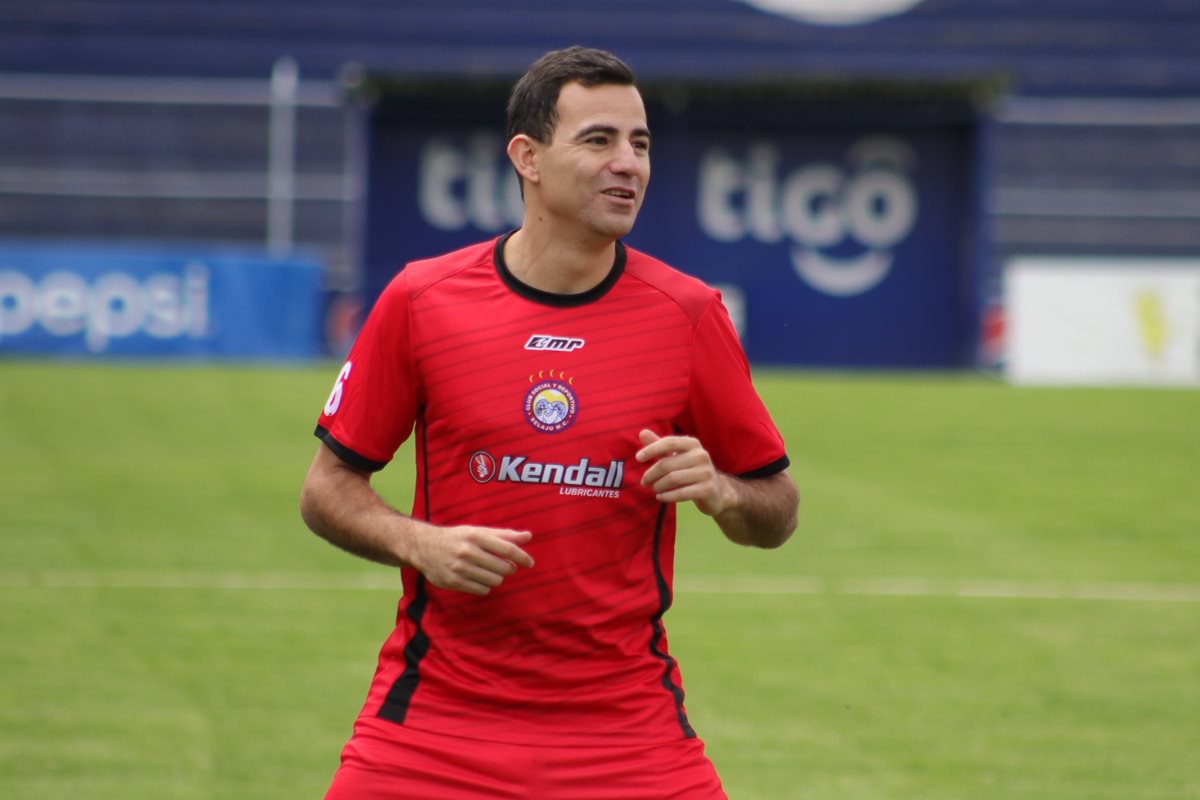 Marco Pappa se encuentra habilitado y podría jugar sus primeros minutos con Xelajú MC. (Foto Prensa Libre: Raúl Juárez)