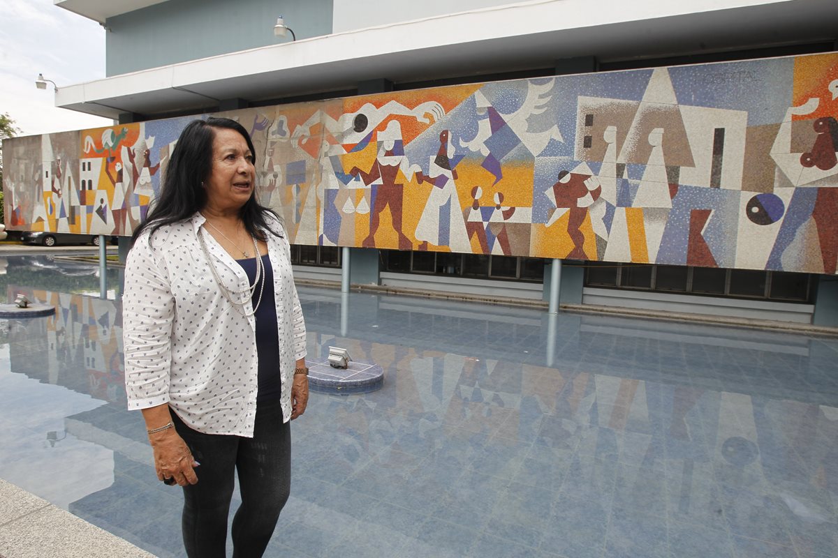 Carlos Mérida elaboró varios murales en el Centro Cívico. En 1959 terminó el llamado La seguridad social, el cual visitó Cristina Navas y Mérida. (Foto Prensa Libre: Paulo Raquec)