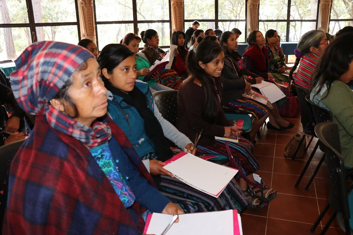 Niñas y adolescentes, participantes en la Escuela de Empoderamiento Político y Liderazgo, durante presentación del programa, en Santa Cruz del Quiché. (Foto Prensa Libre: Héctor Cordero).