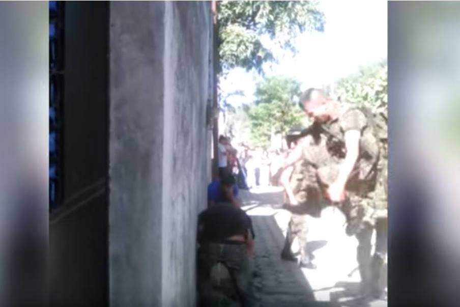 Video publicado en el 2015 captó a soldados durante agresión en San Pedro Yepocapa, Chimaltenango. (Foto HemerotecaPL)
