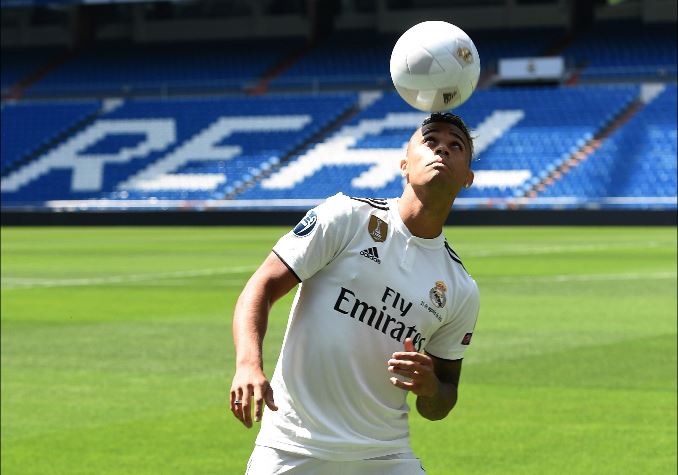 Mariano Díaz durante la presentación como jugador del Real Madrid en el Santiago Bernabéu. (Foto Prensa Libre: AFP).