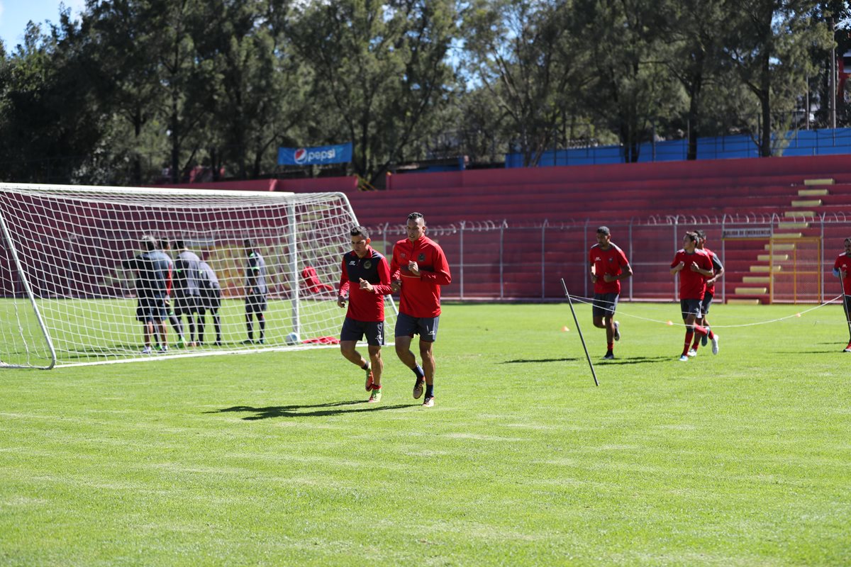 Marco Pablo Pappa y Blas Pérez trotan en la cancha del estadio Manuel Felipe Carrera. (Foto Prensa Libre: Gloria Cabrera)