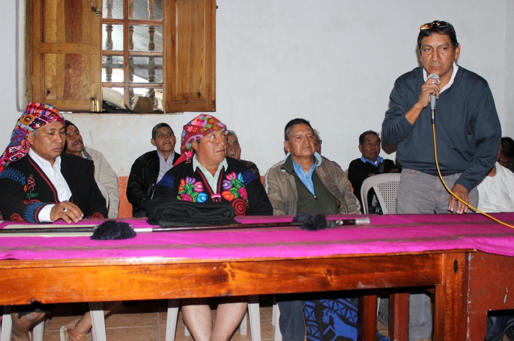 Manuel Xiloj Tol, líder indígena, -de pie- renunció a su cargo en Chichicastenango. (Foto Prensa Libre: Óscar Figueroa).