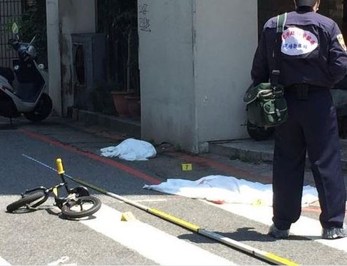 El cadáver de la niña quedó junto a la bicicleta que conducía. (Foto Twitter: @Focus_Taiwan).