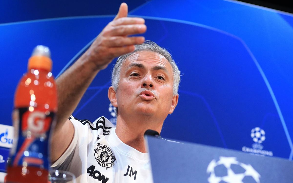 José Mourinho respondió a las preguntar de la prensa inglesa por los malos resultados con el United. (Foto Prensa Libre: AFP).