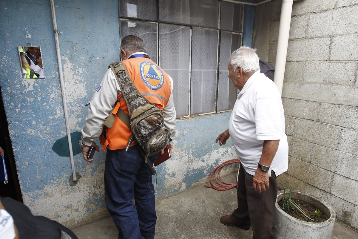 Conred supervisa una de las viviendas dañadas por la falla que se registra en el lugar. (Foto Prensa Libre: Paulo Raquec).