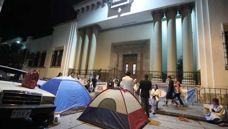 Los médicos pasaron dos noches frente a Casa Presidencial, a la espera de ser atendidos por el presidente Jimmy Morales. (Foto Prensa Libre: Juan Diego González)