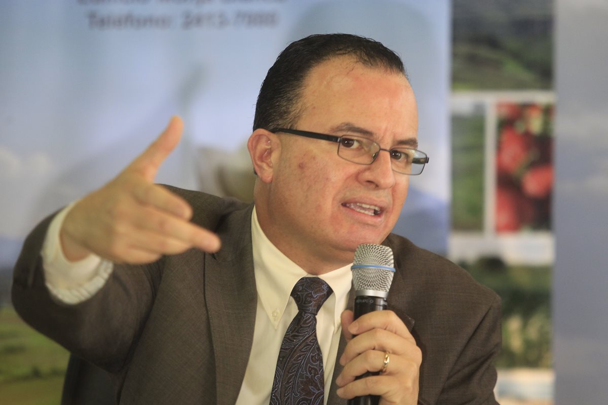 Mario Méndez responde interrogantes de la prensa. (Foto Prensa Libre: Edwin Bercián)