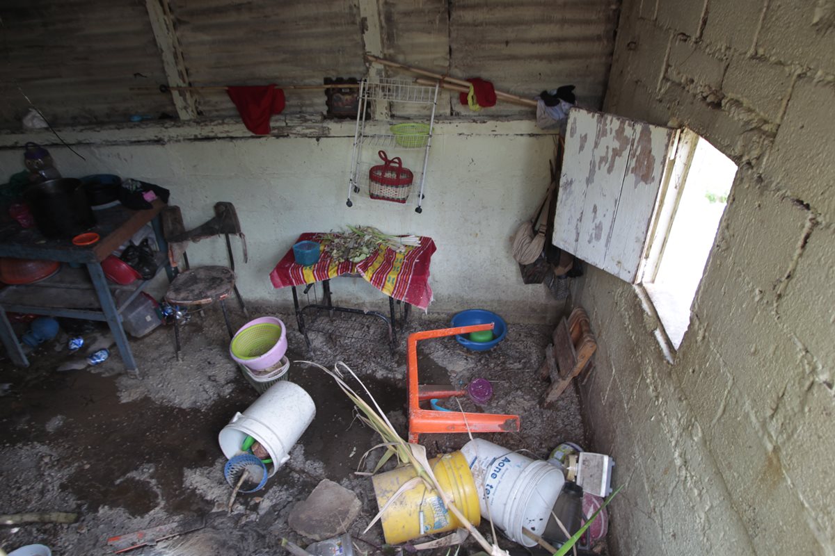 La cocina de la familia Mateo Pérez quedó destruida tras el deslizamiento de tierra que se registró la noche del viernes último. (Foto Prensa Libre: Carlos Hernández)