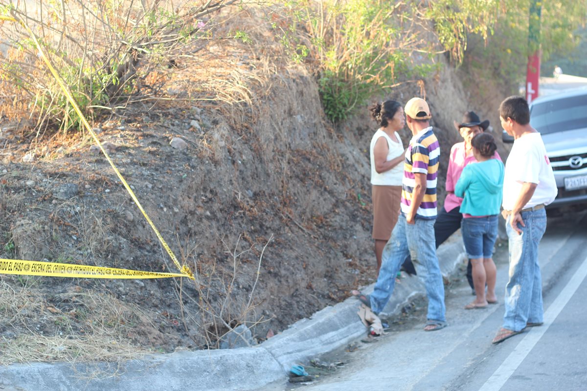 PNC resguarda lugar donde hallaron el cadáver de un hombre, en el km 167 de la ruta de Chiquimula a Zacapa. (Foto Prensa Libre: Edwin Paxtor)
