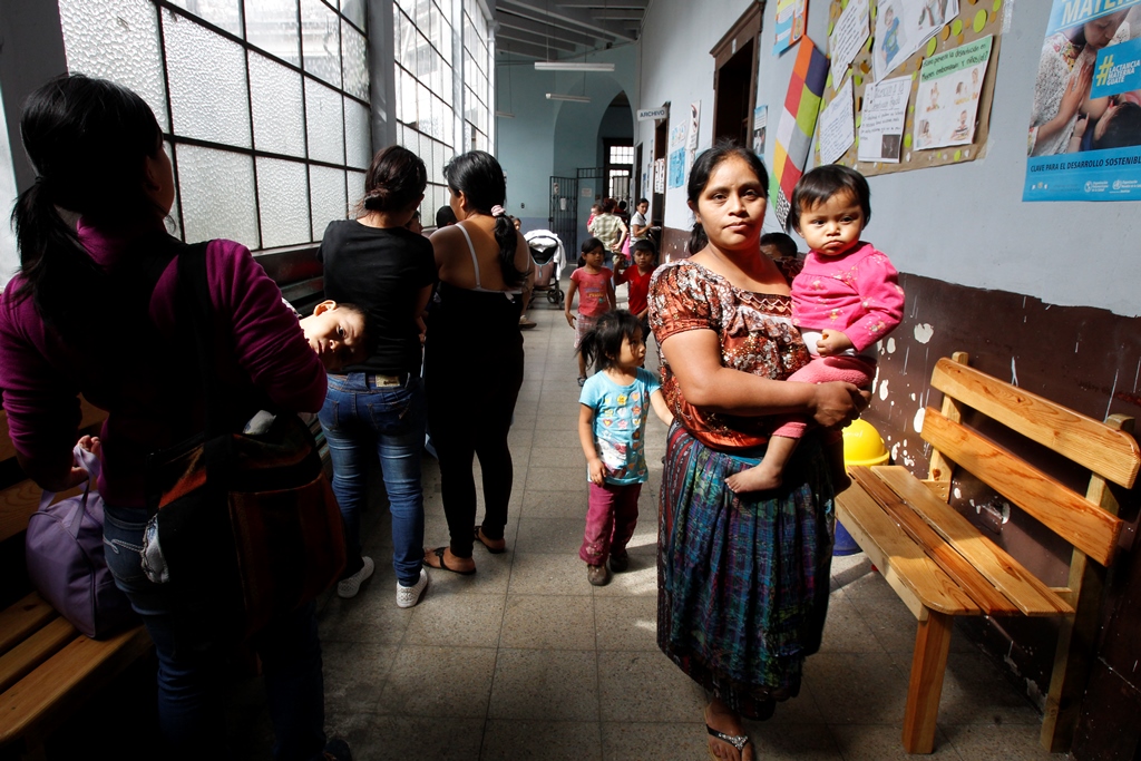 Mujeres van con sus hijos a los centros de Salud para llevar el control de su crecimiento, peso y talla. (Foto Prensa Libre: Paulo Raquec)