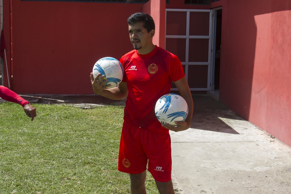 Marco Rivas captado en el entrenamiento rojo de este jueves en el estadio de El Trébol. (Foto Prensa Libre: Norvin Mendoza).