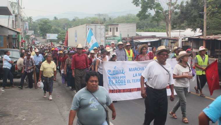 Participantes de caminata salen de la cabecera de Escuintla. (Foto Prensa Libre: Melvin Sandoval)