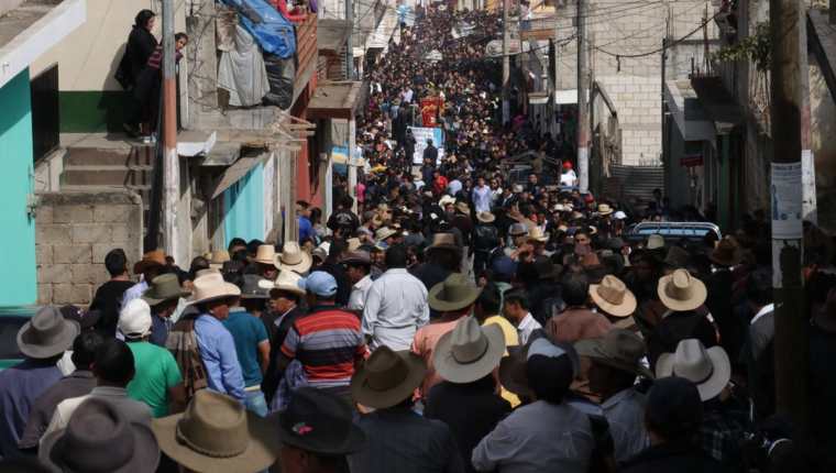 Miles de pobladores acompañaron el sepelio de la adolescente en San Andrés Itzapa. (Foto Prensa Libre: Víctor Chamalé)