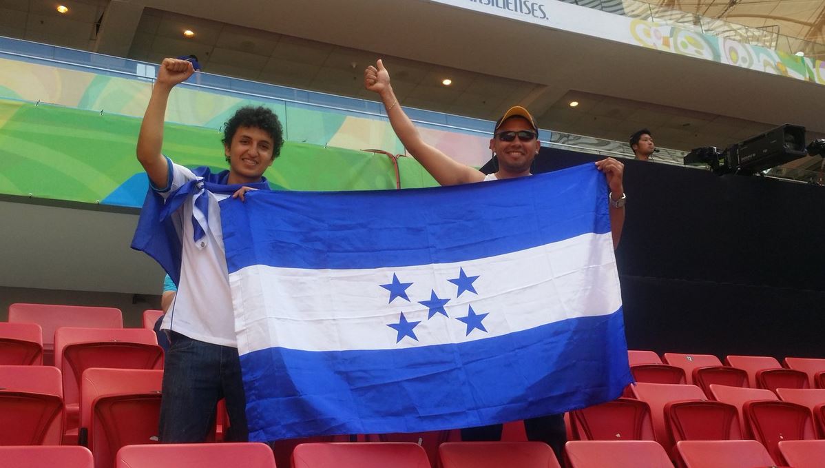 Dos hondureños posan con la bandera de su país antes del juego contra Argentina. (Foto Prensa Libre: Fenafuth)