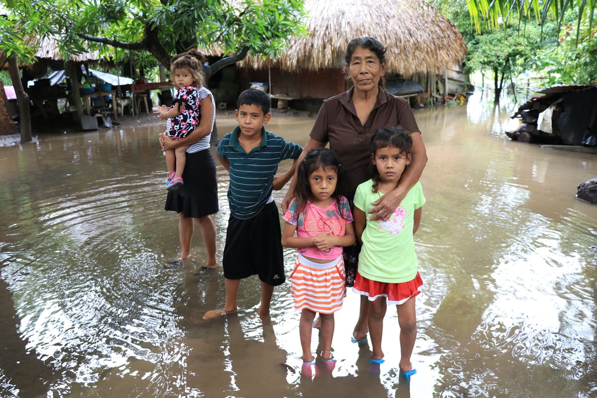La familia Arrecis es una de las afectadas por las inundaciones en Iztapa, Escuintla. (Foto Prensa Libre: Carlos Paredes)