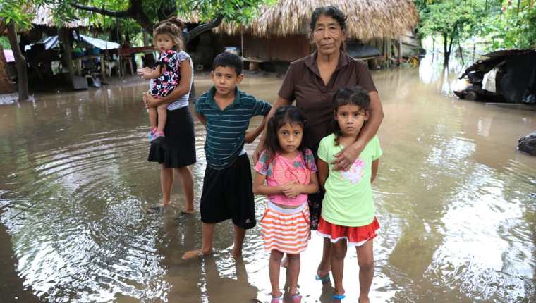 La familia Arrecis es una de las afectadas por las inundaciones en Iztapa, Escuintla. (Foto Prensa Libre: Carlos Paredes)