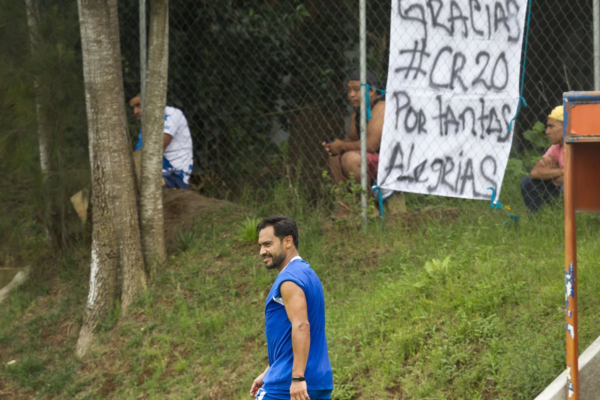 Carlos Ruiz fue elogiado por dos aficionados que llegaron al Proyecto Goal de la zona 15. (Foto Prensa Libre: Norvin Mendoza)
